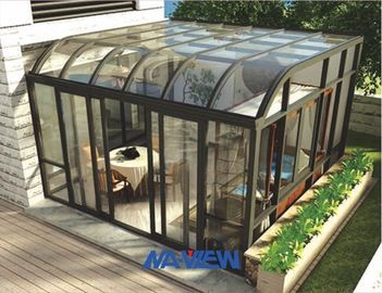 Σύγχρονη κυρτή στέγη Sunroom και να πλαισιώσει ευνοϊκά για το περιβάλλον